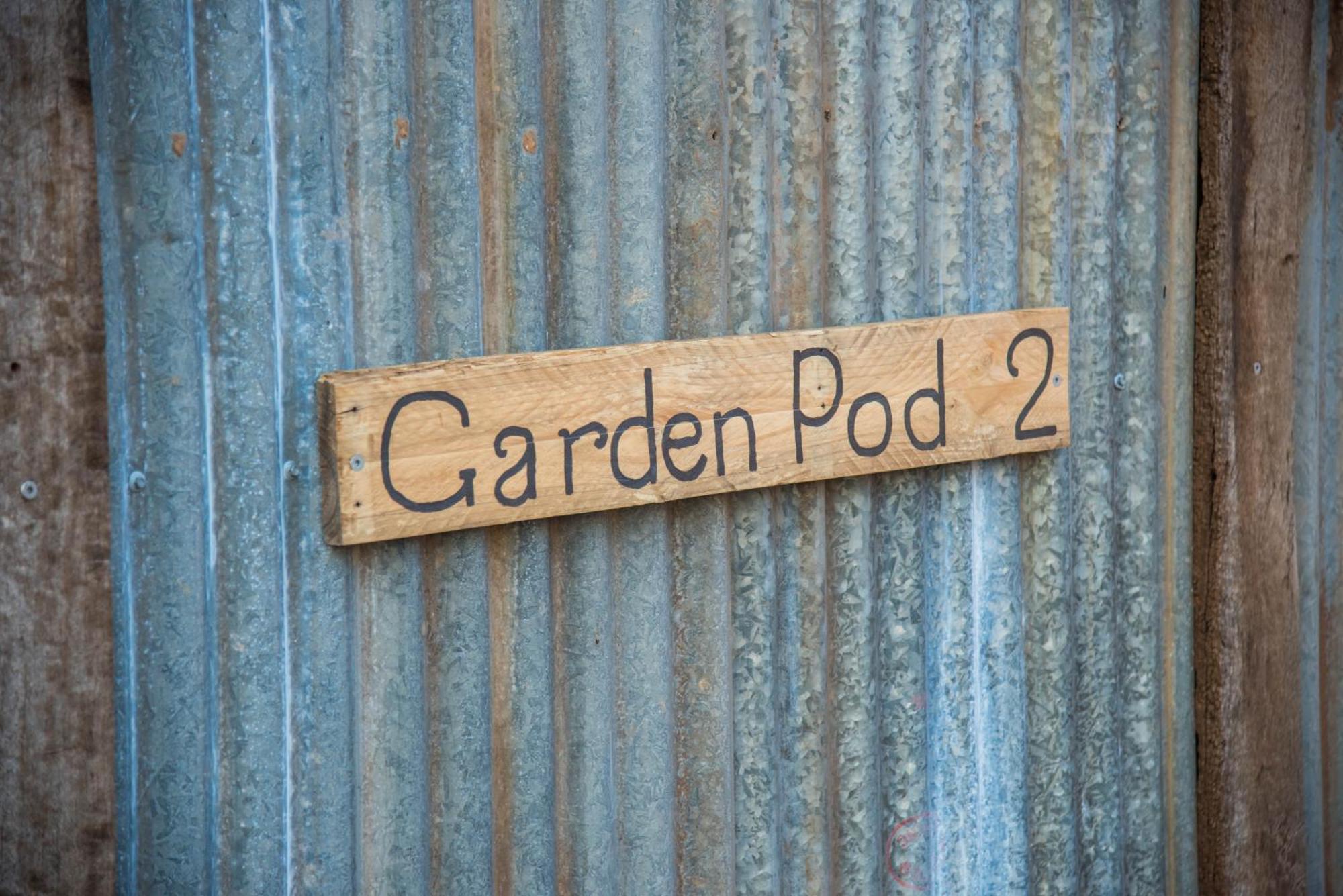 Bed and Breakfast Jen'S Garden Pods Гриффит Экстерьер фото